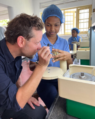 Jan SPille und EDelsteinschleiferin der Fairen Schleiferei in Sri lanka