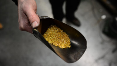 Mitarbeiter zeigt Schaufel mit Fairtrade Gold während Besuch von Jan Spille bei Kooperationspartnern in Großbritannien