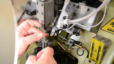 Mitarbeiter bei Ketten Herstellung mit recycling Silber in Großbritannien, Partner von Jan Spille Schmuck
