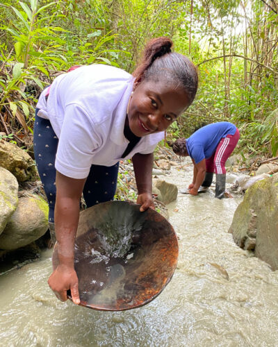 Kolumbien Goldschürferin im Regenwald schürft Gold mit Waschschüssel