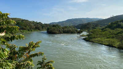 fluss und berglandschaft in kolumbien auf bergbaureise von jan spille schmuck für fairtrade gold und silber