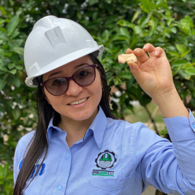 Faire Bergbaureise Kolumbien Minenarbeiterin präsentiert FAirmined Gold der Kooperative Iquira