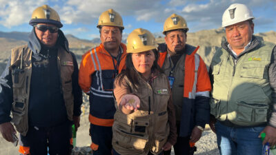 bergbau arbeiter in peru halten fairtrade-siegel gold in der hand
