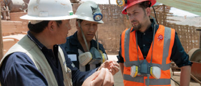 Jan Spille im Gespräch mit Minenarbeitern Fairtrade Gold Mine Peru