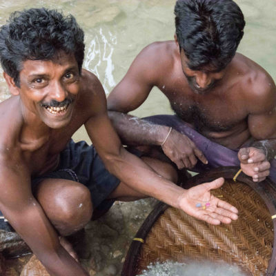 Zwei Minenarbeiter in Sri Lanka zeigen stolz Saphire aus fairem Bergbau