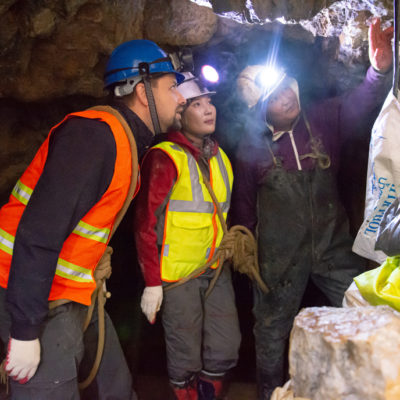 Faire Bergbaureisen nach Mongolei: Zwei Minenarbeiter zeigen Jan Spille Eco Fairmined Gold