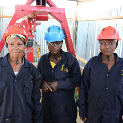 Faire Bergbaureisen nach Kenia: Minenmitarbeiterinnen vor Mine für Fairtrade Gold