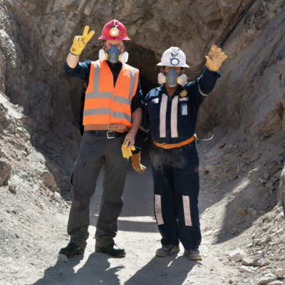 Faire Bergbaureisen nach Peru: Minenmitarbeiter und Jan Spille vor Mine für Fairtrade Gold
