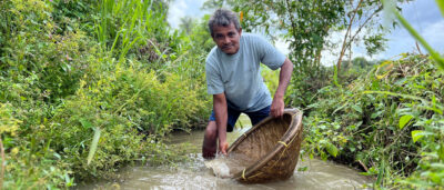 Saphir Schürfer in Sri Lanka wäscht mit Waschschüssel Faire Saphire im Fluss