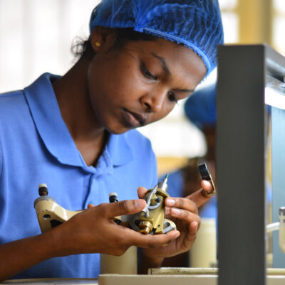 Frau in Edelsteinschleiferei von fairen Saphiren in Sri Lanka