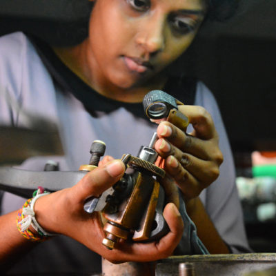 Frau in Edelsteinschleiferei von fairen Saphiren in Sri Lanka