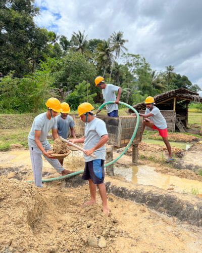 Minenarbeiter der ECOMINE in SRi Lanka für faire Saphire