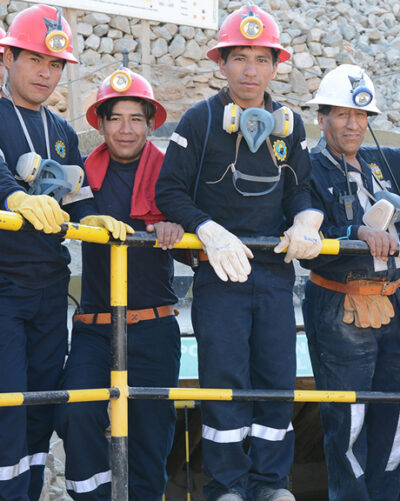 Minenarbeiter der Goldbergbau Kooperative Sotrami in Peru vor Mineneingang