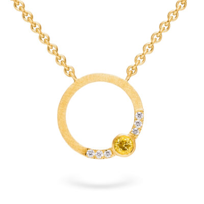 Kette mit rundem Kettenanhänger Fischgrät-Kollektion in 18 kt Gelbgold mit ethical diamonds und gelbem Saphir fair trade schmuck von jan spille