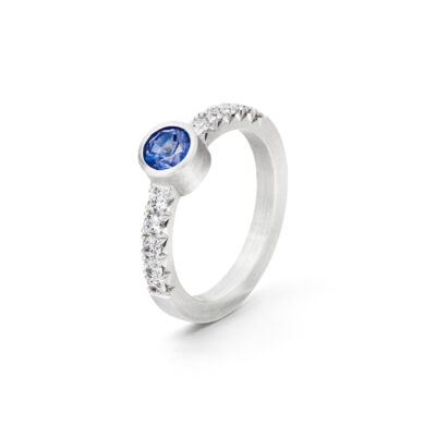 Saphir verlobungsring blauer Stein aus der Fischgrätkollektion in weissgold mit ethischen weissen Diamanten und blauem Saphier in runder Fassung