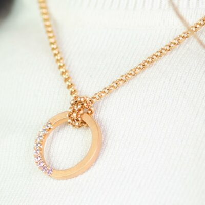 Minimalistischer Kettenanhänger aus Fairtrade Gold der Fischgrätkollektion in Rotgold mit ethischen Diamanten