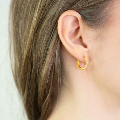 Ohr mit Creolen der Fischgrätkollektion aus Fairtrade Gelbgold mit ethischen weissen Diamanten