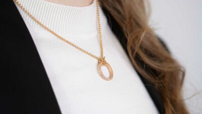 Runder Kettenanhänger aus Fairtrade Gold der Fischgrätkollektion in Gelbgold mit ethischen Diamanten aus Hamburg von Goldschmied Jan Spille