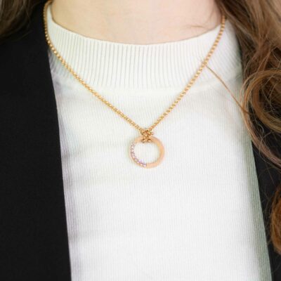 Decolté von Frau mit hellem Pullover und rundem Kettenanhänger aus Fairtrade Gold der Fischgrätkollektion in Gelbgold mit ethischen Diamanten von Jan Spille Fair Trade Schmuck