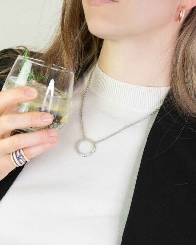 Frau mit mit Ketten und Ringen der Fischgrät-Kollektion im zeitlosen business-look mit Fai trade schmuck von jan spille