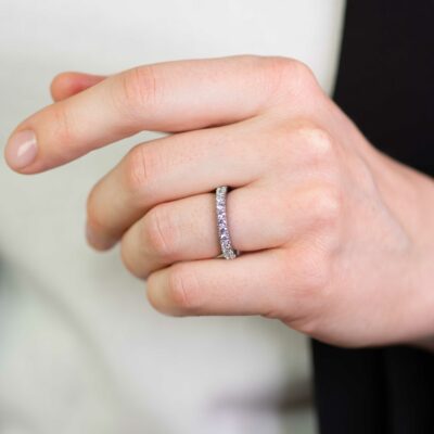 Frau trägt Verlobunsgring mit vielen steinen als Verlobungsring ehering kombi aus Ethischen Naturdiamanten und Fairtrade Gold