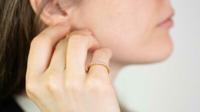 Goldener Verlobungsring mit vielen steinen im Fischgrät aus nachhaltigem Gold und konfliktfreien Naturdiamanten