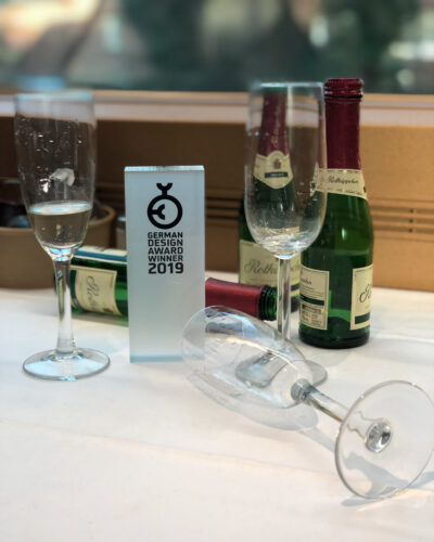Jan Spille feiert German Design Award 2019 mit Sekt