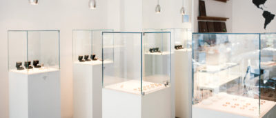 vitrinen mit nachhaltigem schmuck im atelier und schmuckladen von goldschmied jan spille in hamburg altona