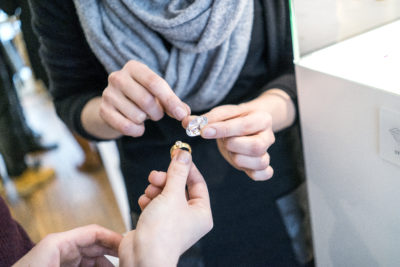 Edelsteine Schmuck und Diamanten werden in der Schmuckberatung erklärt