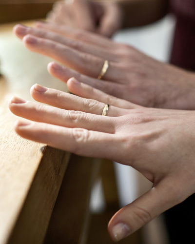 Zwei Hände mit modernen Eheringen aus Gold schlicht Beispielbild für ringformen ehering von Jan Spille
