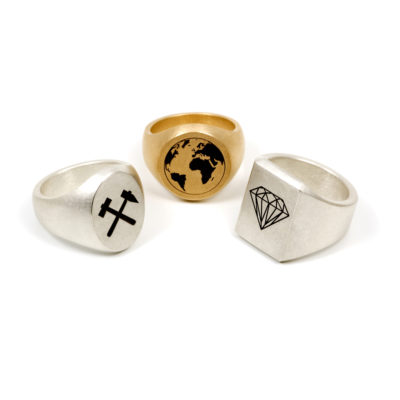 Siegelring Silber für Herren mit verschiedenen Gravuren Hammer und Sichel, Weltkugel, Diamant als Beispiel für Ringformen
