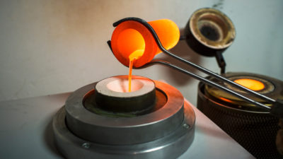 Flüssiges faires Gold wird bei Jan Spille gegossen in eine Form für Eheringe gold schlicht