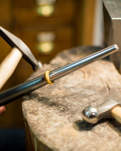 Mit dem Hammer wird bei Jan Spille die Oberfläche auf die Hammerschlag Trauringe gebracht