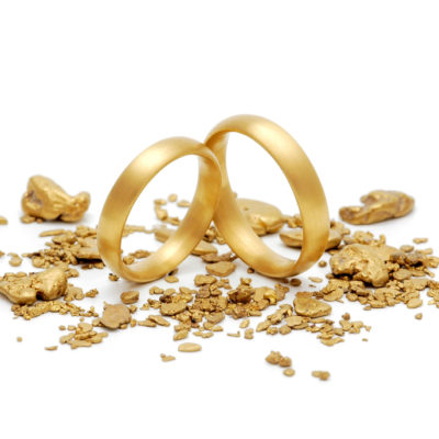 Eheringe 585 gold vom goldschmied Jan Spille mit unverarbeiteten Fairtrade Gold Stücken daneben