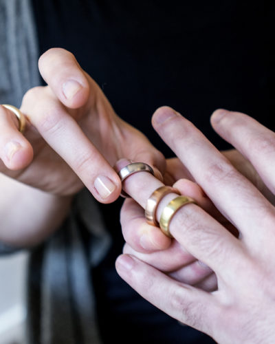 Verschiedene Größen und Legierungen bei Eheringe gold modern an einem Finger die passende Ringgröße messen mit Ring