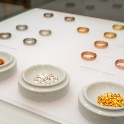 Fairtrade Gold und Weißgold in Schälchen als Ausstellung zum Eheringe selber machen Hamburg bei Jan Spille