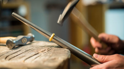 Oberfläche für Ehering mit Hammerschlag wird mit Hammer auf den Ring aufgebracht