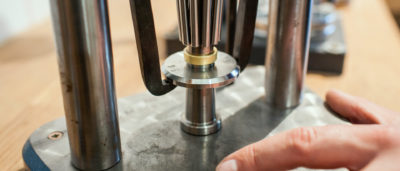 Ringgrösse wird an der Ringweitenmaschine in der Goldschmiede-Werkstatt angepasst