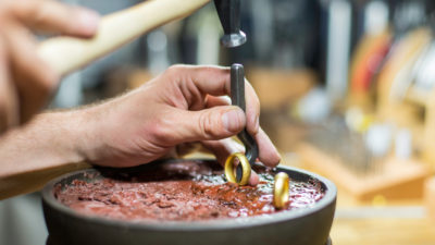 Ein fairtrade ehering wird gestempelt