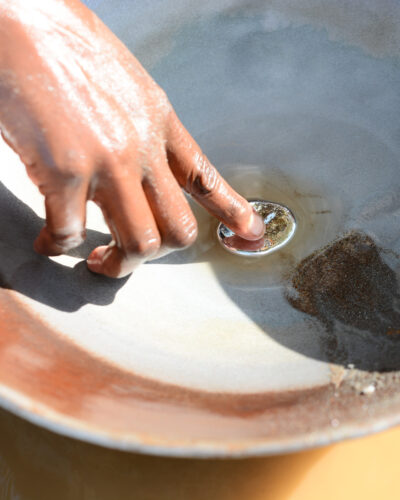 Goldgewinnung mit Quecksilber in Afrika Kleinbergbau Hand berührt Quecksilber