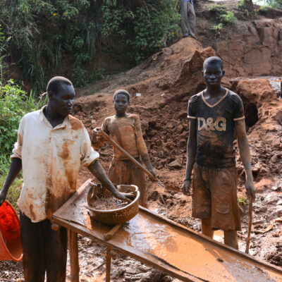 Konventioneller Goldbergbau in Uganda, Kinderarbeit und soziale Ausbeutung