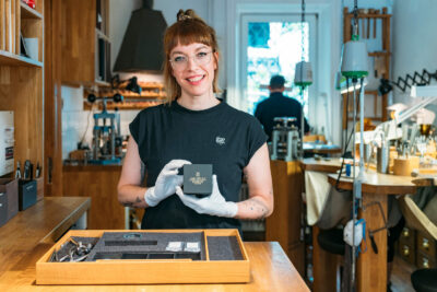 MItarbeiterin von Jan Spille präsentiert Jan Spille-Materialbox