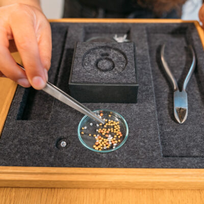 Die Jan Spille-Materialbox wird geöffnet, das Schmuckdesign wird bestimmt