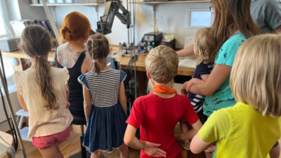 Kinder bekommen das Edelsteinfassen gezeigt bei der Veranstaltung howtofairloben
