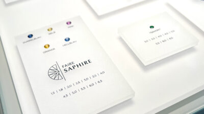 Faire Saphire werden in einer Schmuckvitrine präsentiert howtofairloben