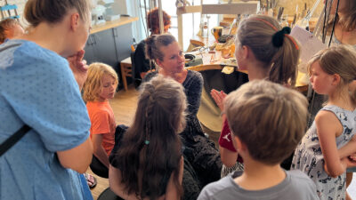 Das Team von Jan Spille erklärt Kindern die Goldschmiede Prozesse bei der Veranstaltung howtofairloben
