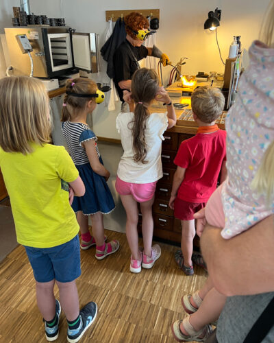 Bei der Kids Führung wird Kindern das Goldschmieden mit dem Goldguss erklärt