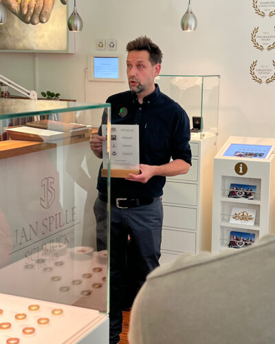 Jan Spille spricht über Rohstoffkonzepte in seinem Atelier in Hamburg Ottensen bei der Veranstaltung howtofairloben