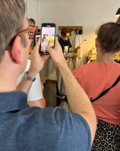 Besucher bei der Atelierführung durch die Werkstätten von Jan Spille Schmuck bei der Veranstaltung howtofairloben