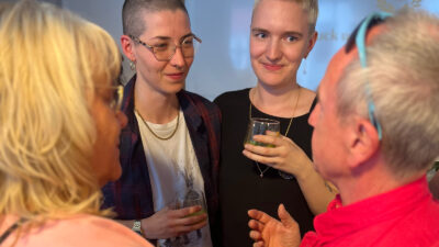 Auszubildende Sarah im Gespräch mit Gästen beim 20 jährigen Firmenjubiläum von jan Spille Schmuck